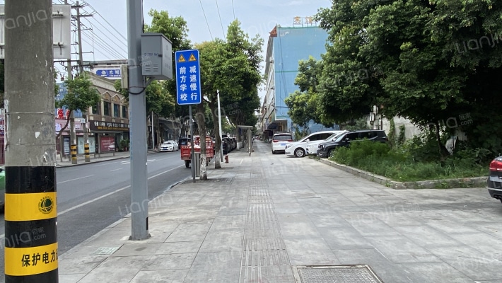 东升一中宿舍外景图