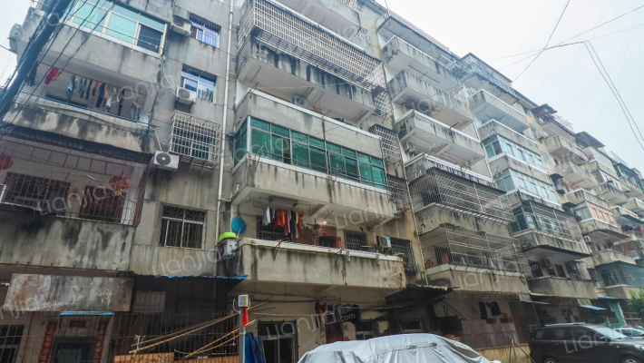 老汽车修理厂外景图