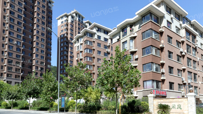 西郊闲庭外景图