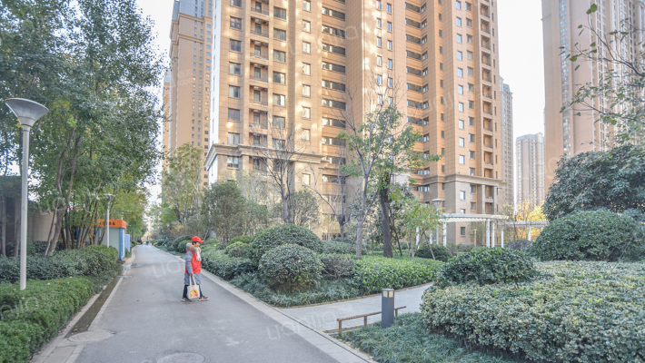 普罗旺世青年城外景图