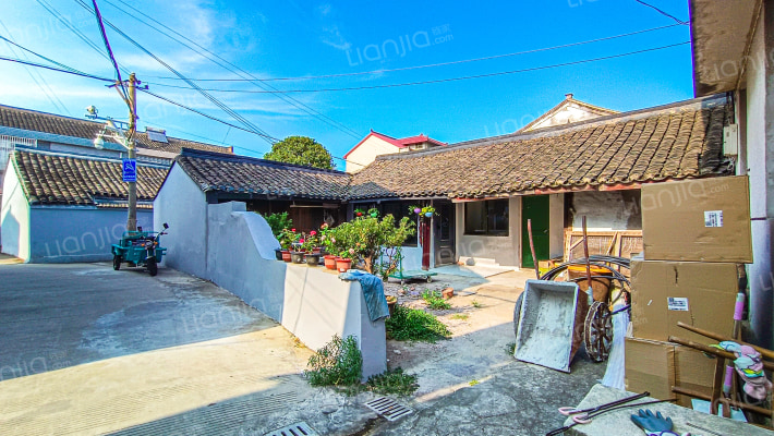 车门里路外景图