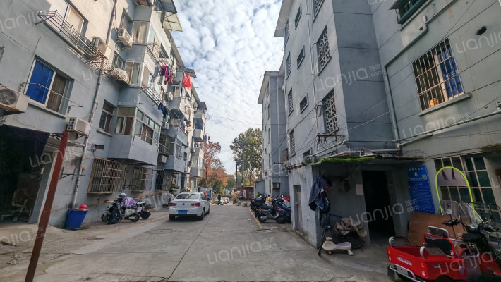 勘探家舍外景图