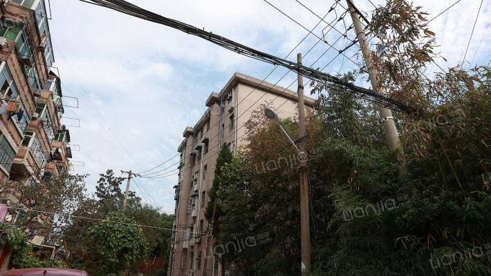 钢红南村外景图