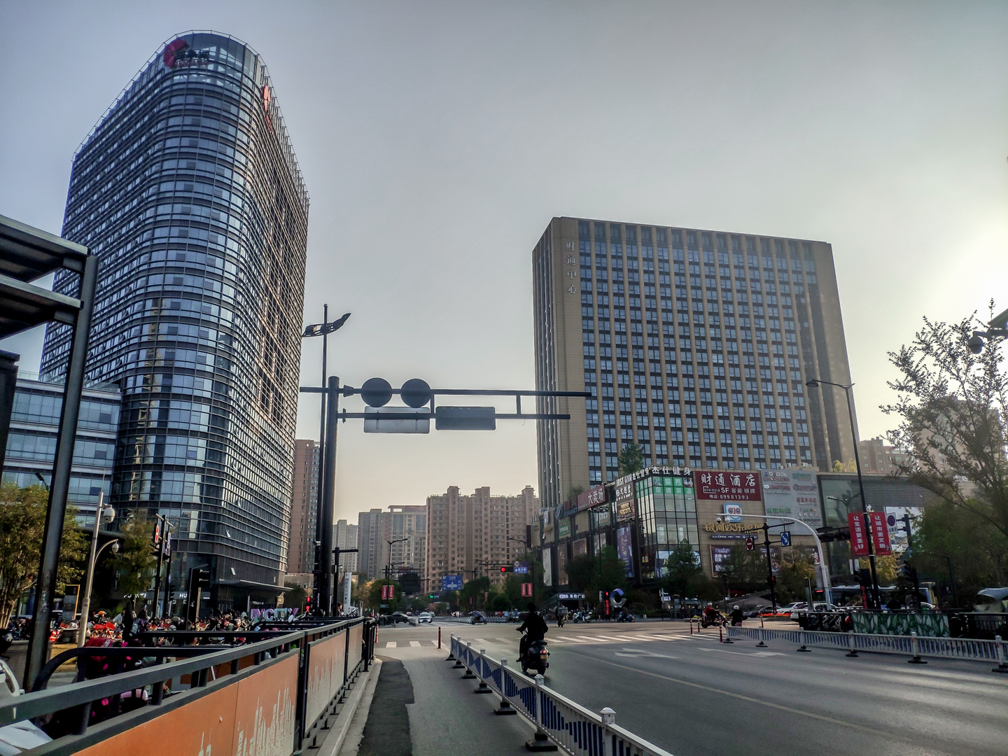 绿城财通中心小区实景 3