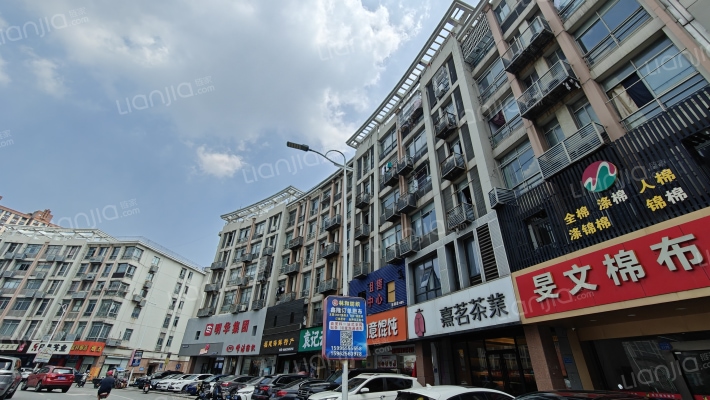 丝绸中心广场外景图