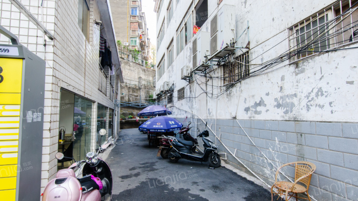 在水一方外景图