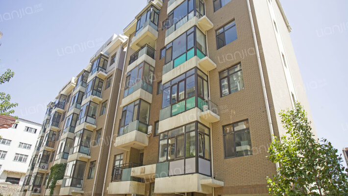 水映西山外景图