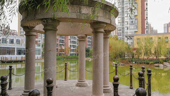 中街水晶城外景图