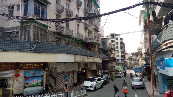 涌边一马路外景图