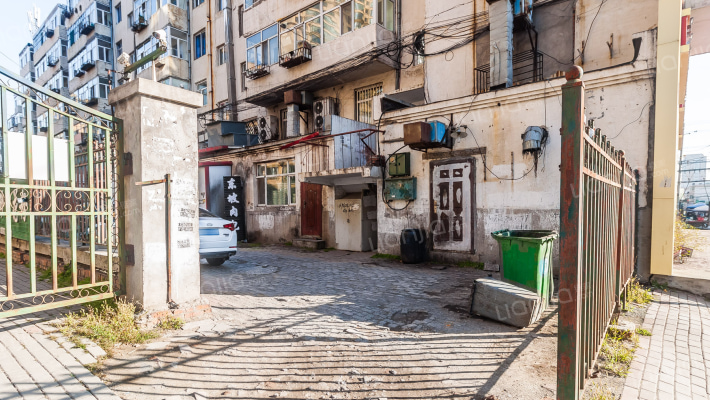 和平派出所老家属楼外景图