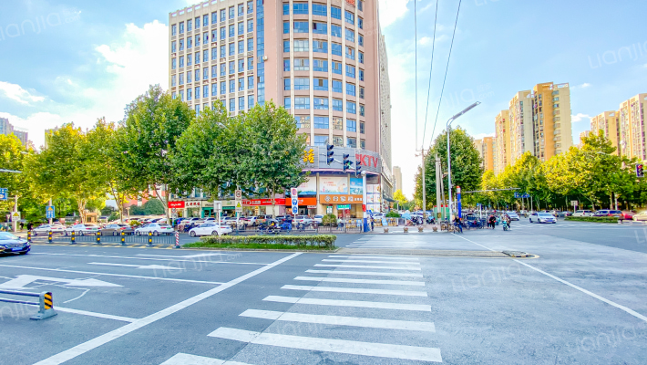 天山大厦外景图