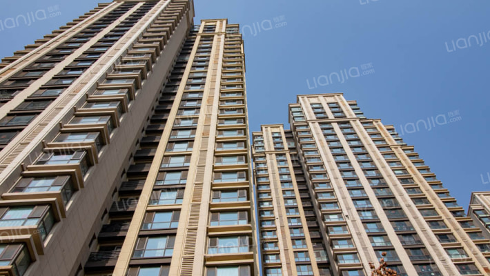 富豪新开门外景图