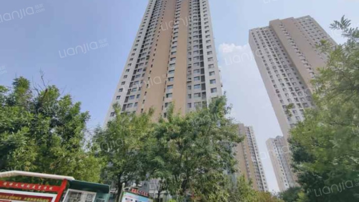 伴山人家外景图