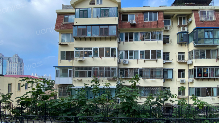 葡萄山里外景图