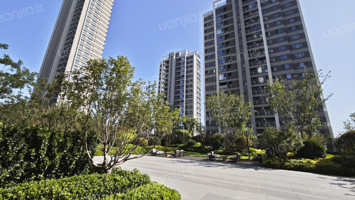 青铁云上观海外景图