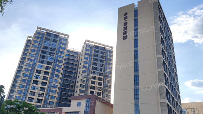 卓越蔚蓝松湖外景图