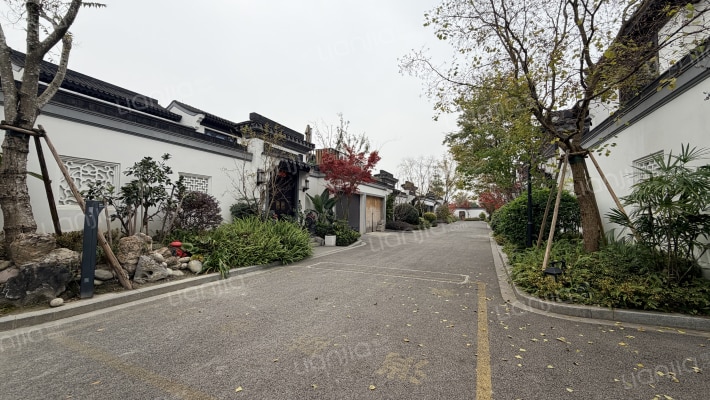 绿城春风里外景图