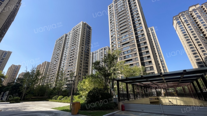 蓝宝湖畔晓风外景图