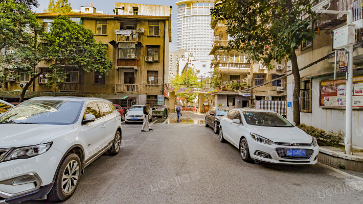 新育社区出版社小区外景图