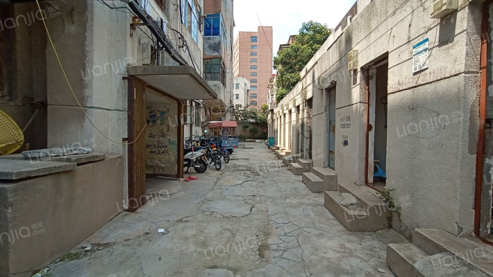 老建行家属院外景图