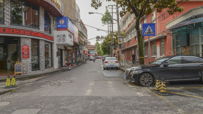 育新新村外景图