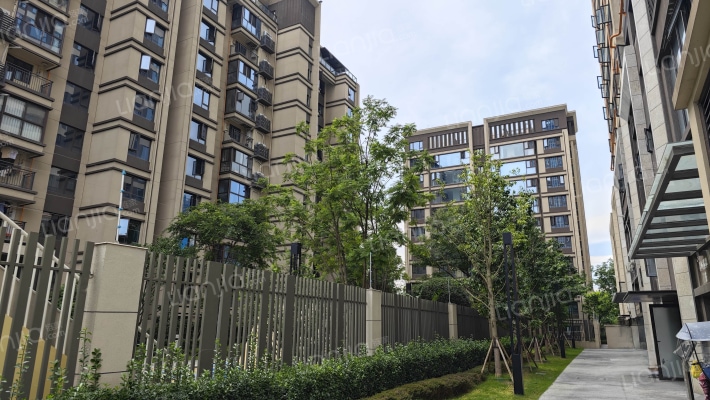 春屿溪岸外景图