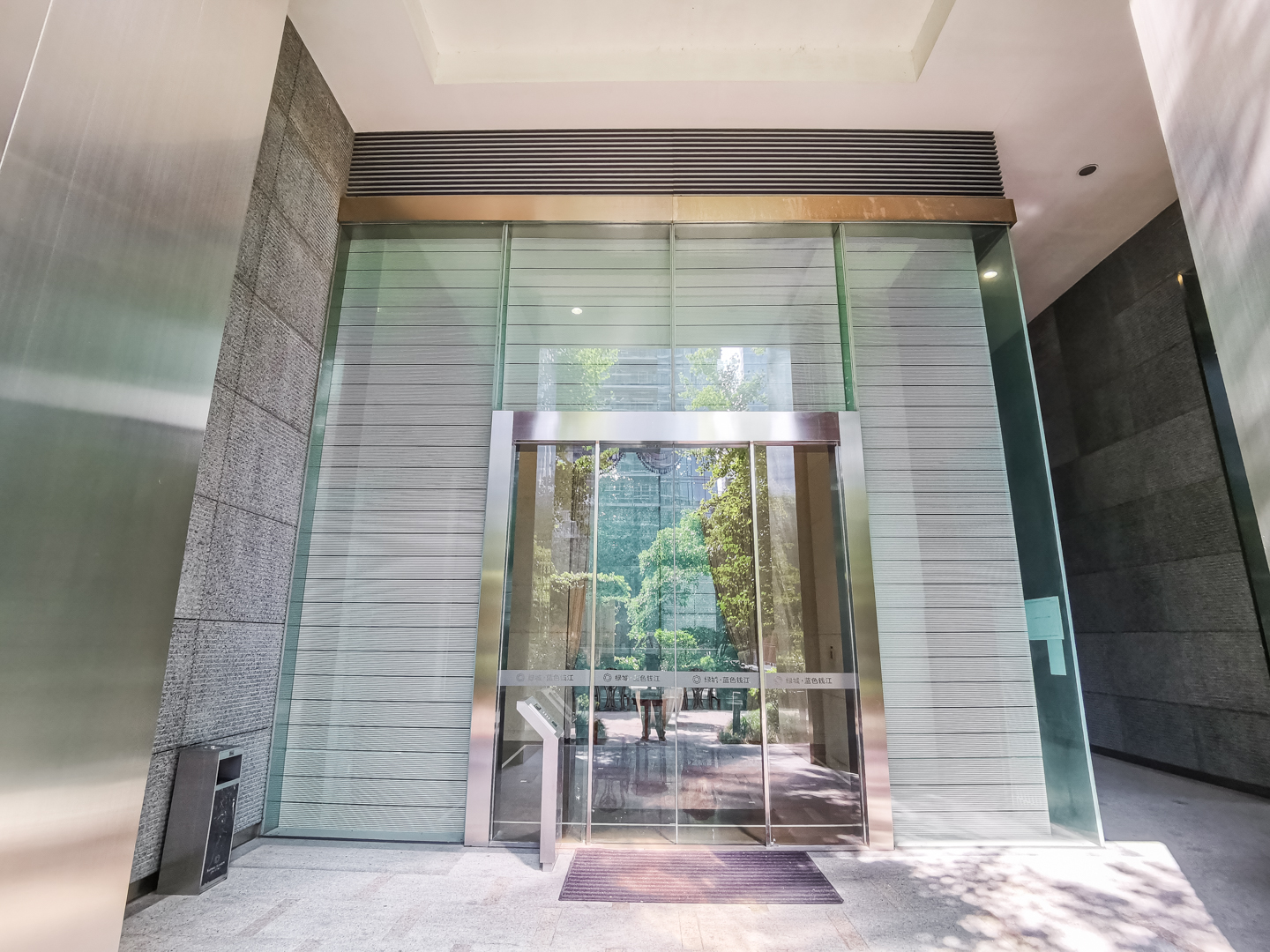 Sapphire Mansion compound photo 16