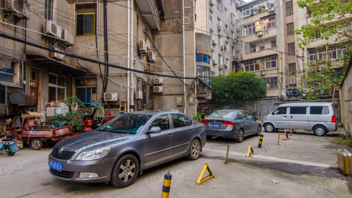 汉阳大街111号监狱宿舍外景图