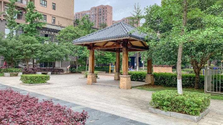 青山商务技术学院宿舍外景图