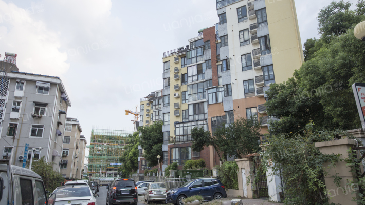 金色池塘外景图