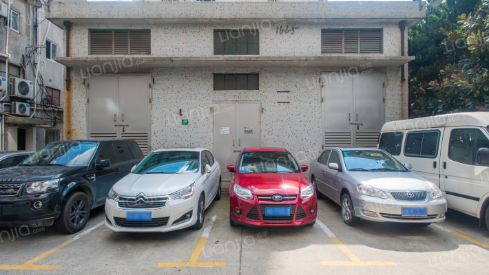 沪东大楼外景图