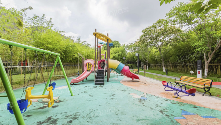 万科翡翠别墅外景图