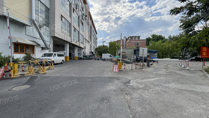 大润发商贸城外景图