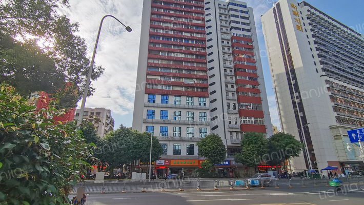 培森大厦外景图