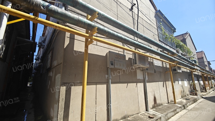 府君里平房外景图