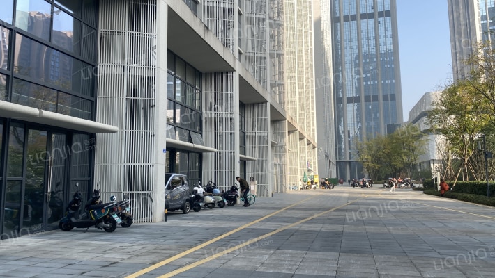 蜀道云上城外景图