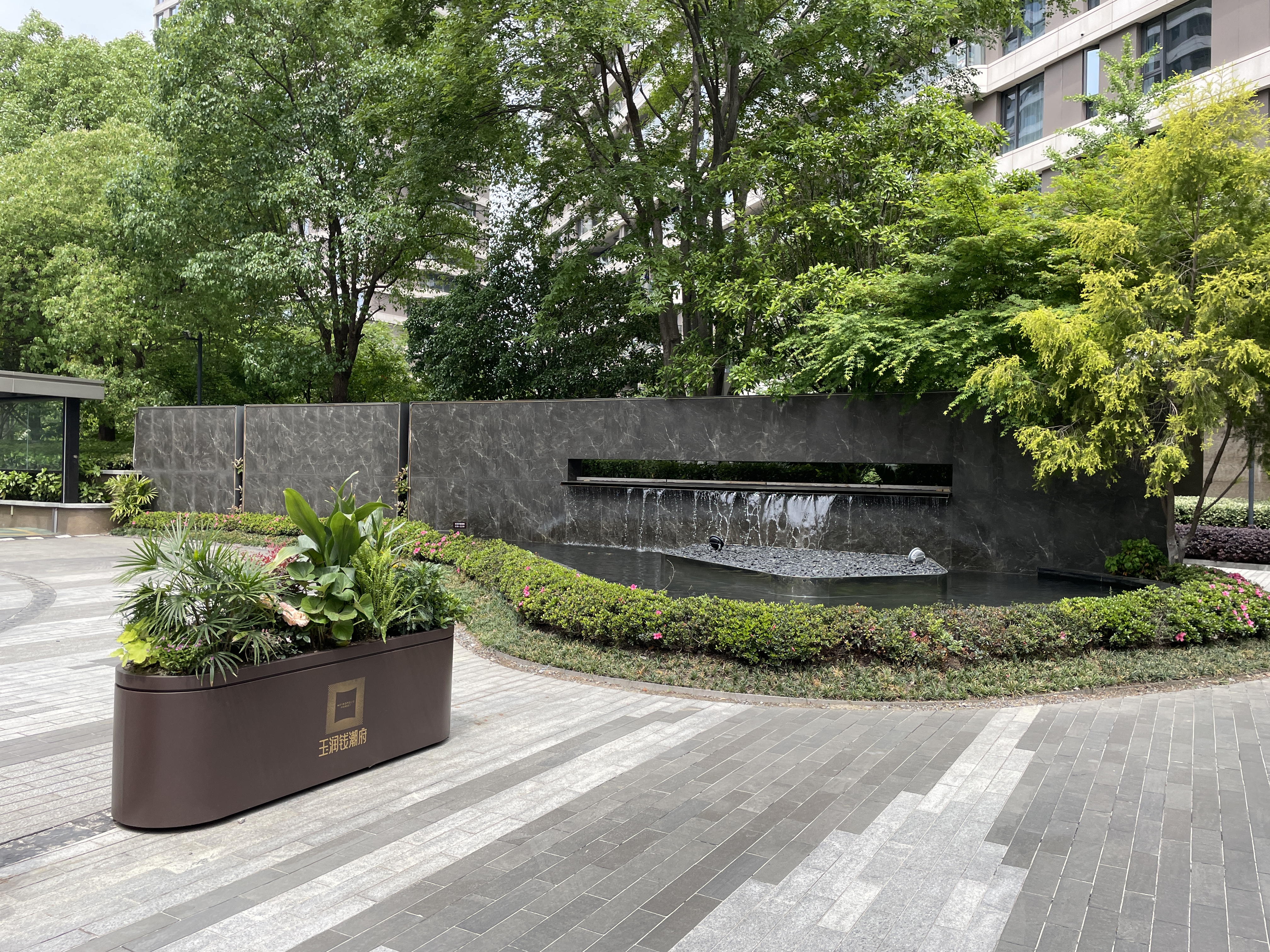 Metropolis Forest compound photo 6