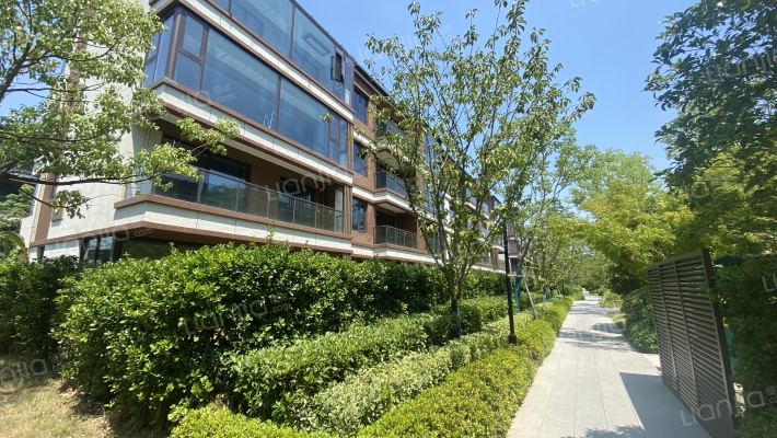 铂悦湖前外景图