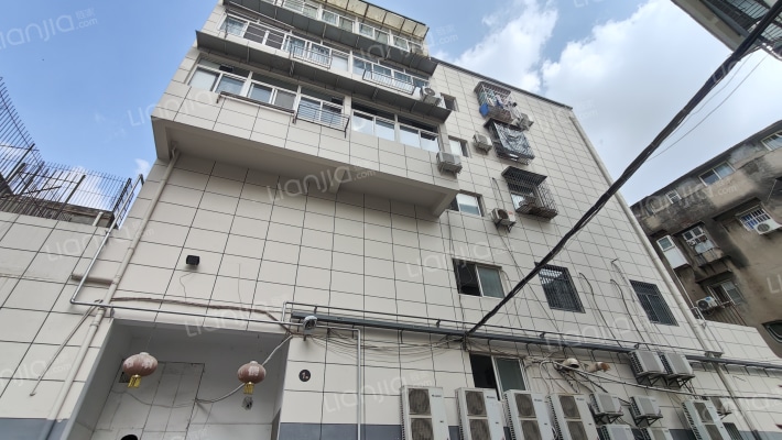 解放路工行宿舍外景图