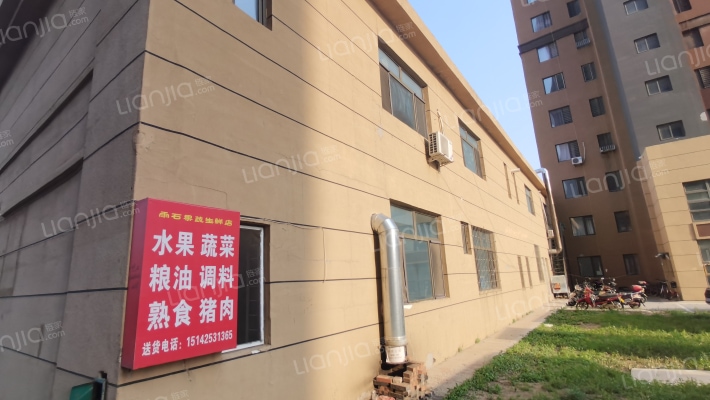 湖畔宜城外景图