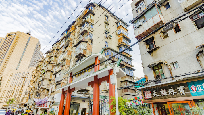 湖边坊路外景图