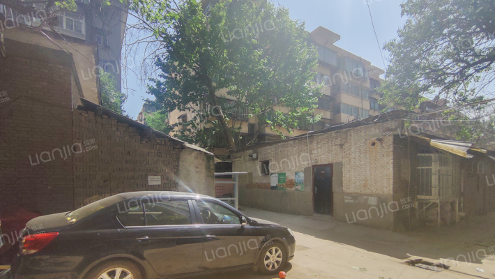 汽车配件一厂家属院外景图