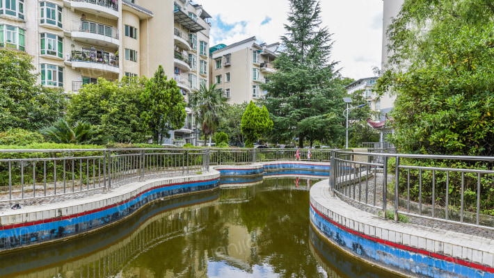 温泉花园东区外景图