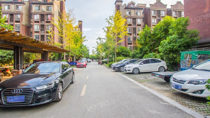 绿都丹石街区外景图