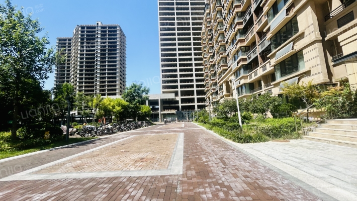 阅山中铁逸都国际外景图