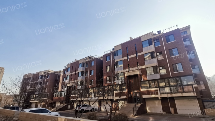 中央湖畔外景图