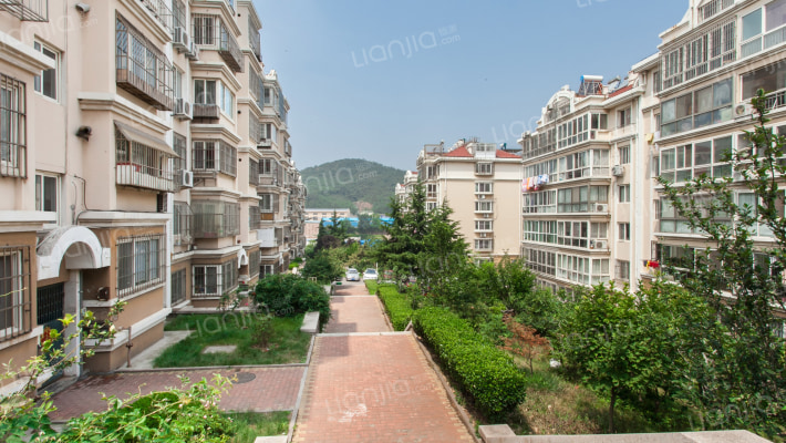 中庭山景外景图