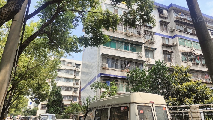 中建三局宿舍外景图