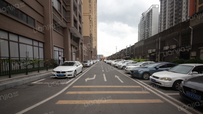 信鸿广场外景图