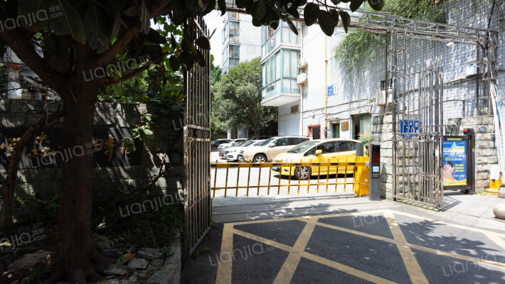 恒森朗晴居外景图